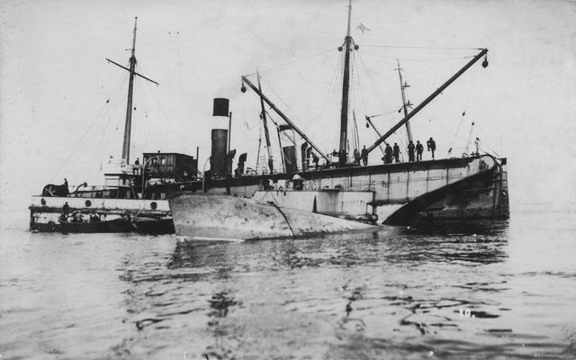 Torpedovene S2:n nosto vuonna 1926. Kuva Aate Teräs, SatM.