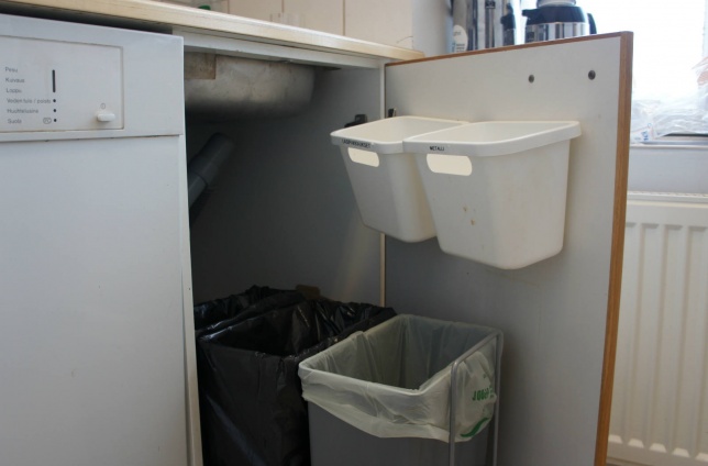 Toimiva jätteiden lajittelupiste keittiössä kannustaa lajittelemaan jätteet.