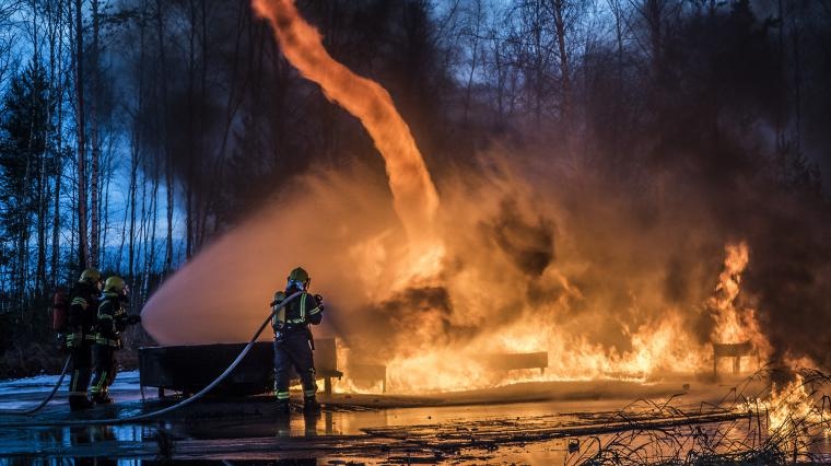 Pelastusharjoitusalueella testattiin kerosiinin käyttäytymistä tulipalossa
