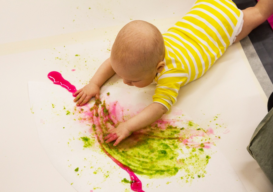 Vauvojen värikylpy.  Kuva: Lotta Lampinen / Porin lastenkulttuurikeskus