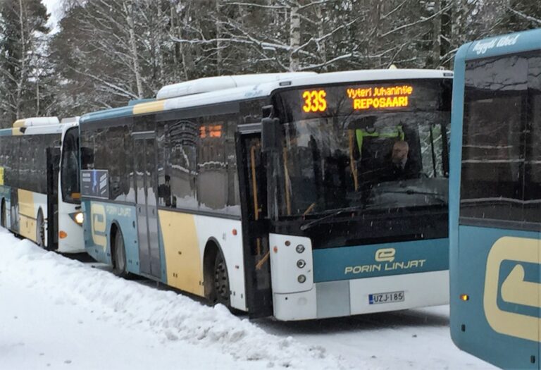 Linja-autot Meri-Porin yhtenäiskoulun pysäkillä