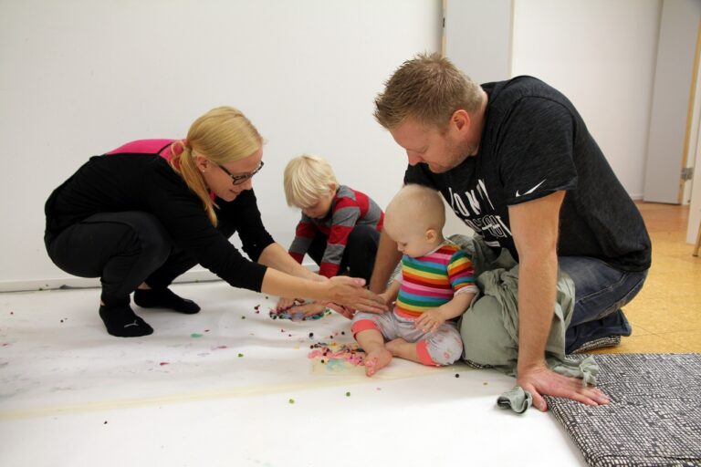 Vauvojen värikylpy on koko perheen yhteinen harrastus. Kuva Kirsi Jaakkola / Porin lastenkulttuurikeskus