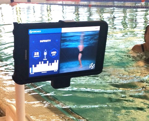 Vesiurheilua opastava tabletti Porin keskustan uimahallissa