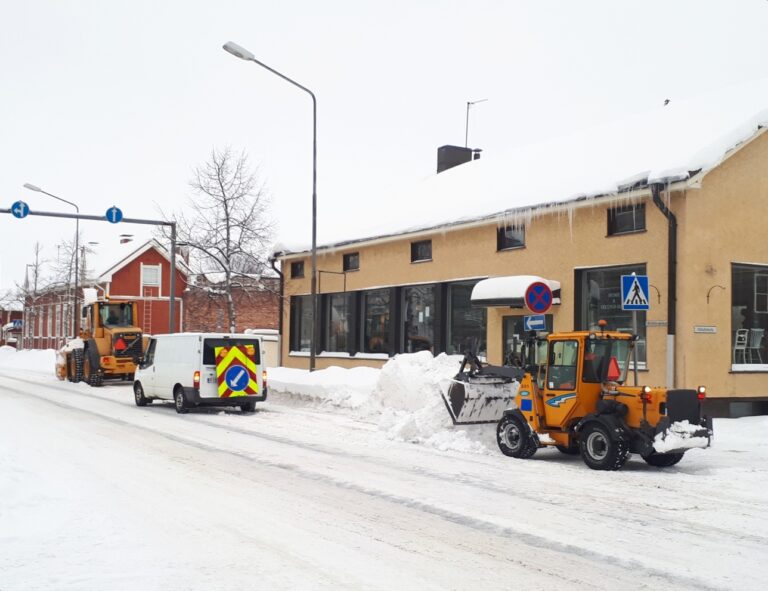 Vähälinnankadun pyörätien auraus