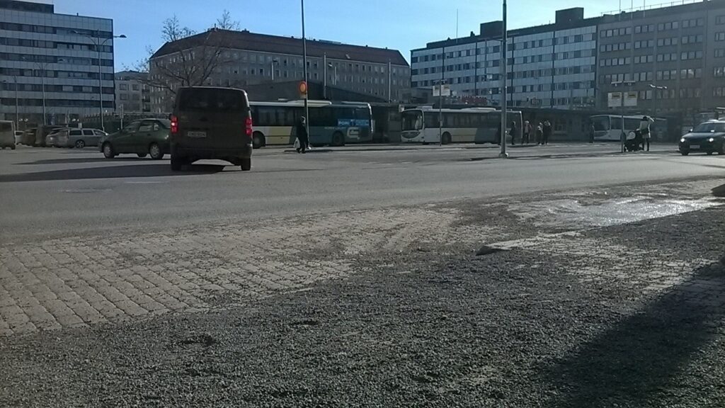 Katupölyä ja hiekotussepeliä Porin keskustassa 22.2.2019