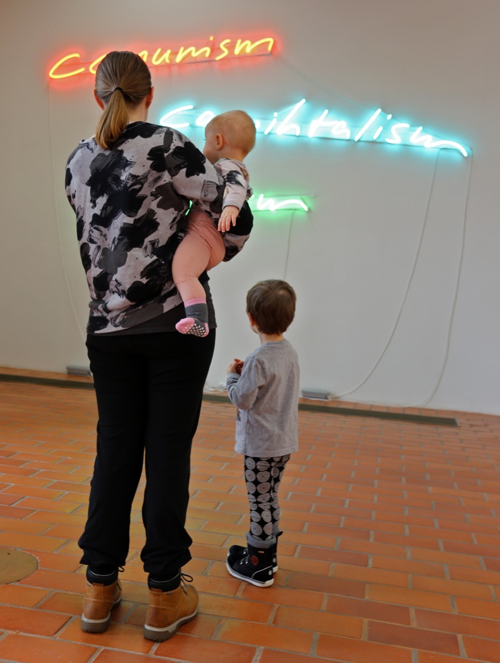 Vauvojen värikylpy -työpajan näyttelykierros Porin taidemuseossa.