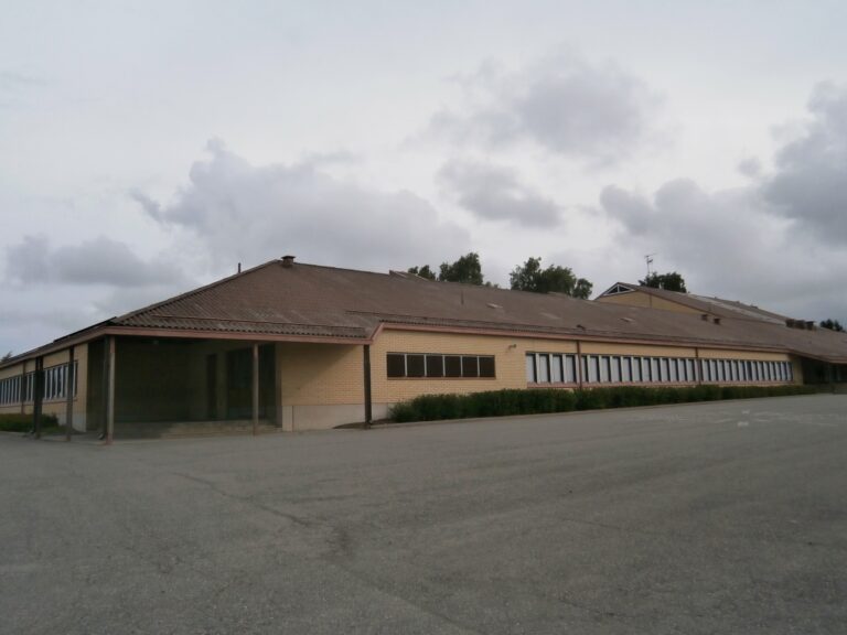 Vähärauman koulun uudempi koulurakennus ulkoa kuvattuna
