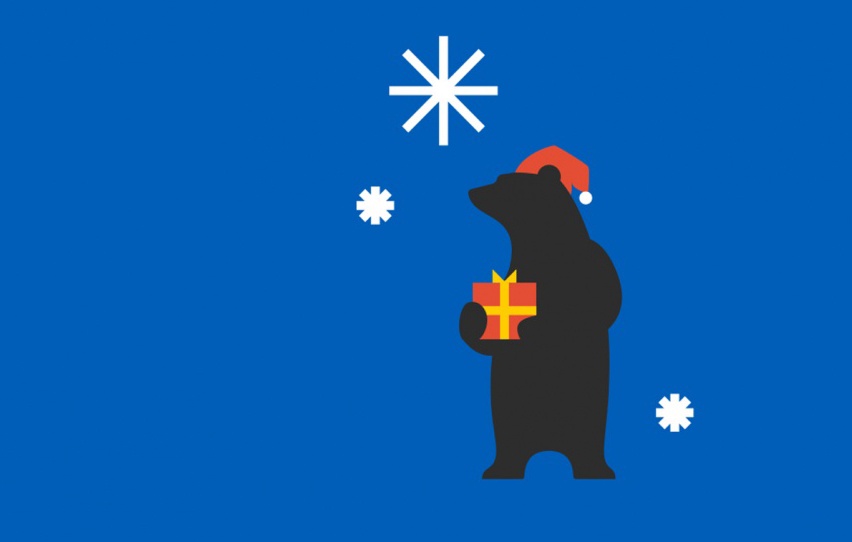 Karhu pitää joululahjapakettia