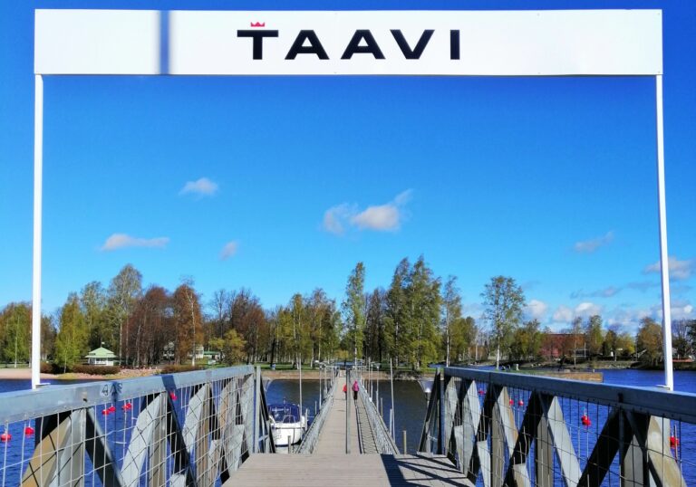 Taavi-silta kuvattuna Etelärannasta Kirjurinluodon suuntaan