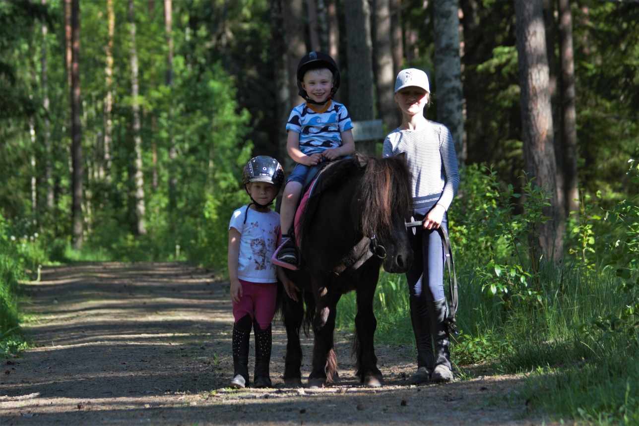 Lapset nauttimassa hevosharrastuksesta