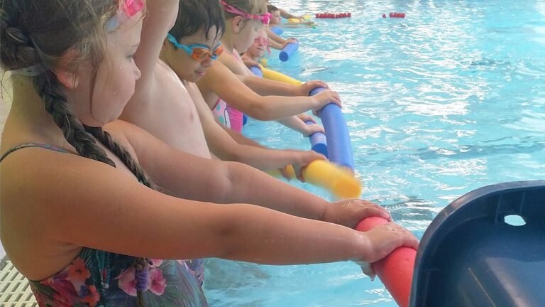 Uimakoululaisia keskustan uimahallissa