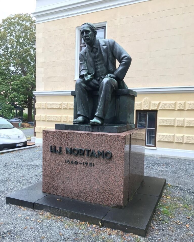 H.J. Nortamon patsas Porin teatterin vieressä
