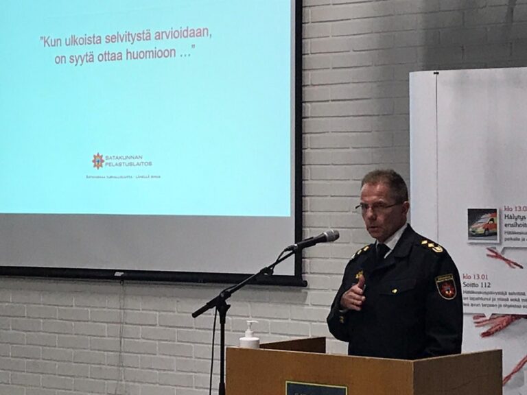 Pelastusjohtaja Pekka Tähtinen pitää puheenvuoroa pelastuslaitoksen ulkoisen arvioinnin seminaarissa.