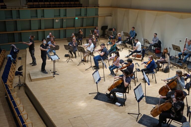Mozartin matkassa -konsertin harjoitukset Promenadisalissa, lavalla Pori Sinfonietta, bassobaritoni Henri Uusitalo ja kapellimestari Eugene Tzigane.