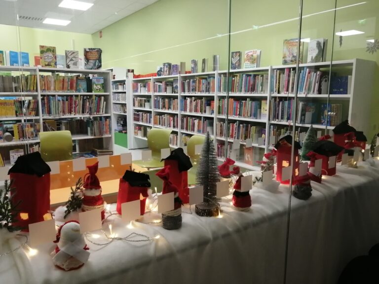 Joulukoristeita Itätuulen kirjaston ikkunassa