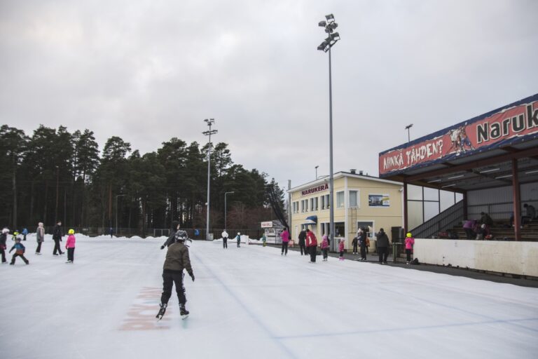 Luistelijoita tekojäällä