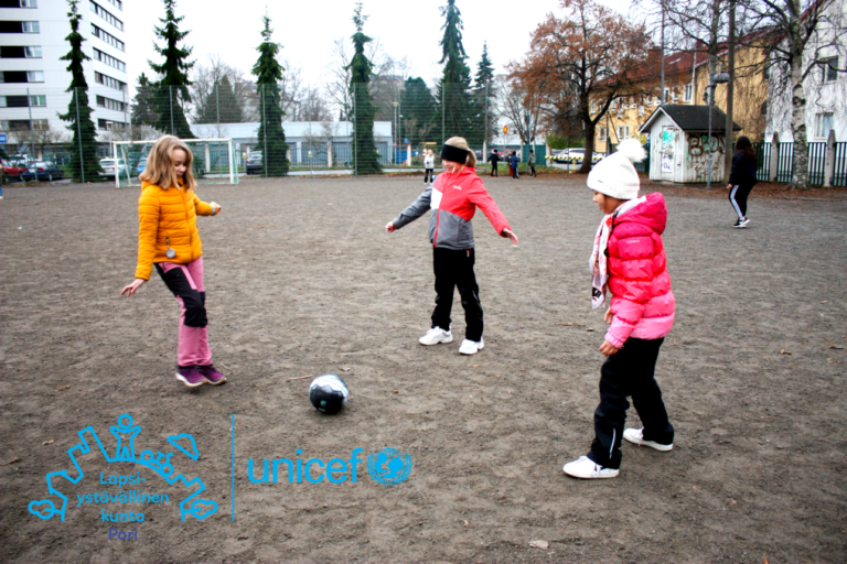 lapset pelaavat jalkapalloa