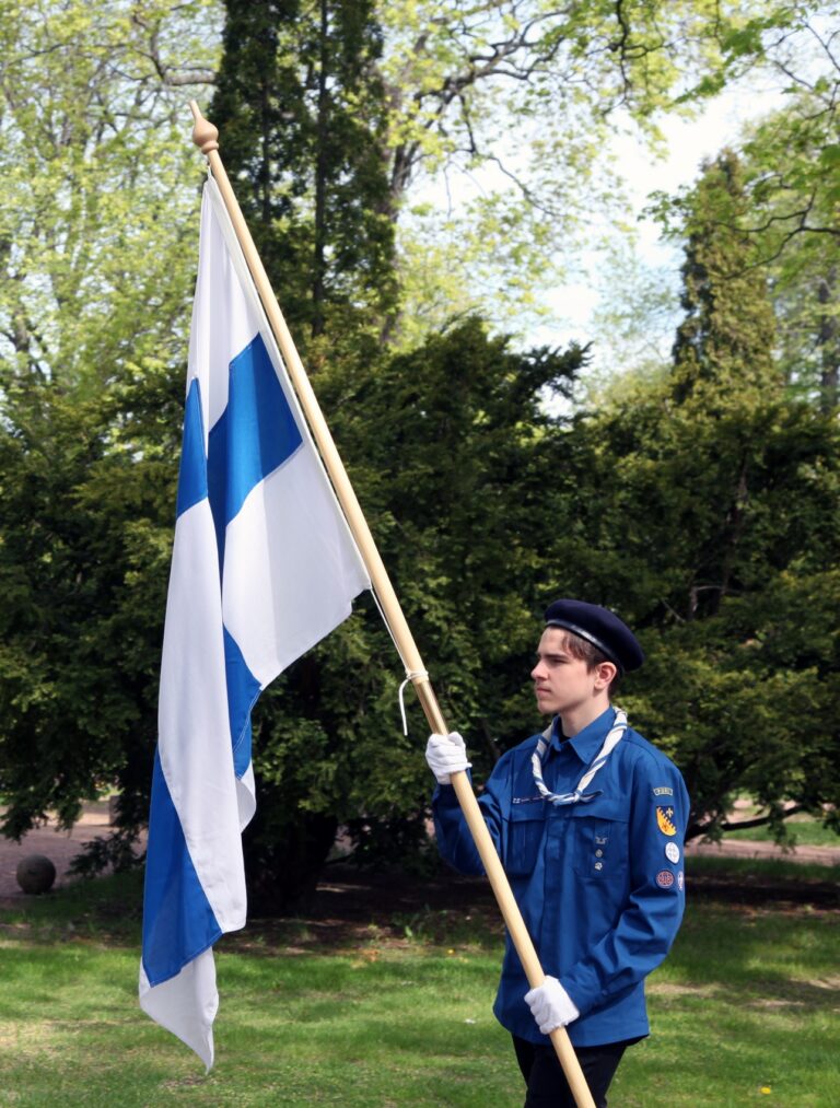 Suomen lippu, kantajana partiolainen