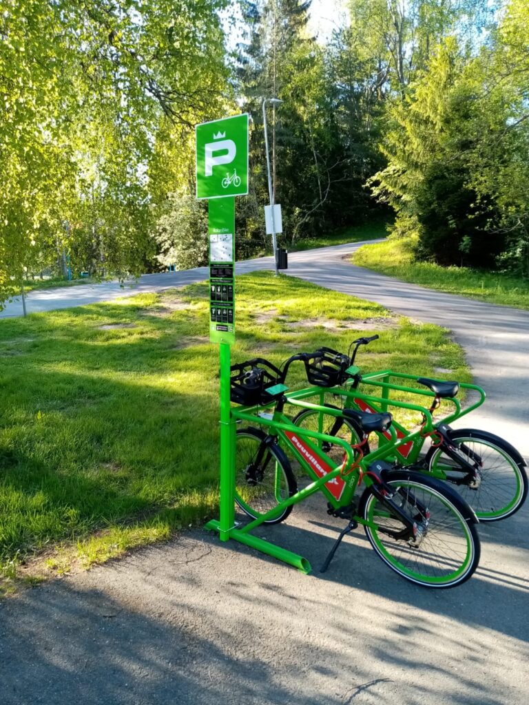 Vihreitä kaupunkipyöriä puistomaisemassa