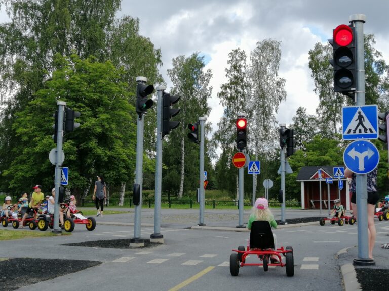 Lapsi liikennevaloissa liikennepuisto Vinkkarissa