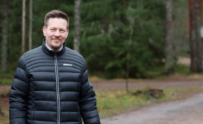 Teknisen toimialan johtaja Markku Koppelomäki Porin metsässä