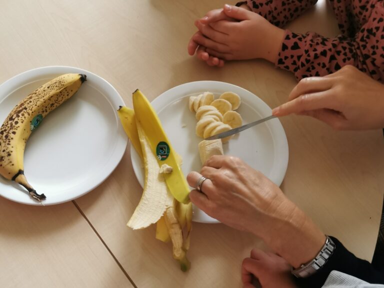 Reilun kaupan viikon banaaneja pilkotaan ja tutkitaan päiväkodissa