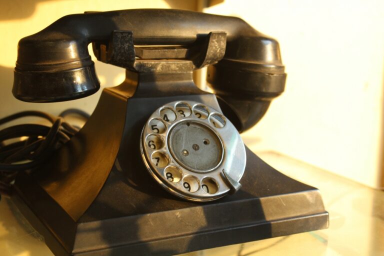 kuvassa vanhanaikainen puhelin
