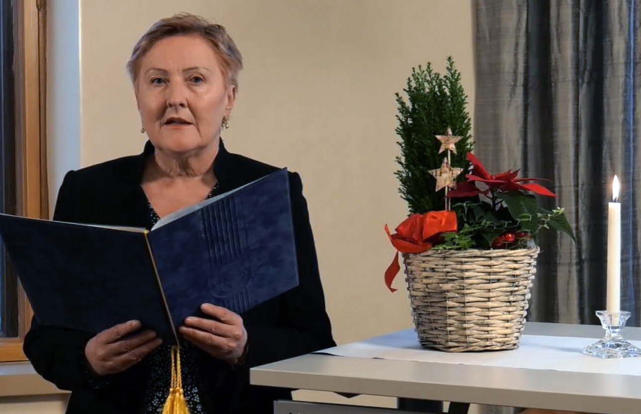 Kaupunginjohtaja Aino-Maija Luukkonen lukemassa joulurauhan julistusta
