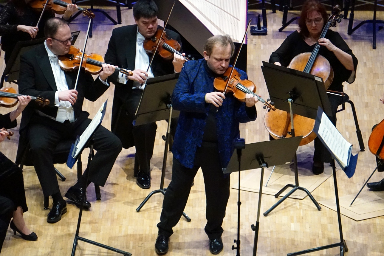 Michael Maciaszczyk soittaa viulusolistina Promenadisalissa keväällä 2020.