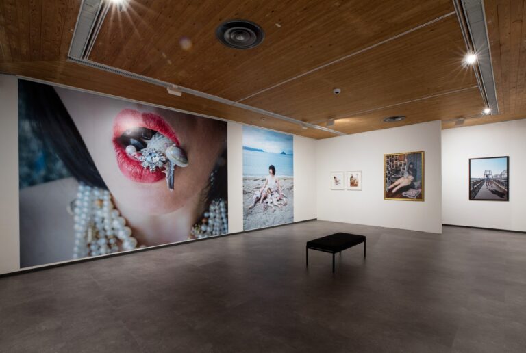 Yleisnäkymä Mari Katayaman näyttelystä Porin taidemuseossa 21.1.–29.5.2022