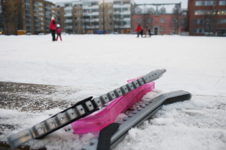 Lähikuva teräsuojista Liisantorin tekojääradalla talvella