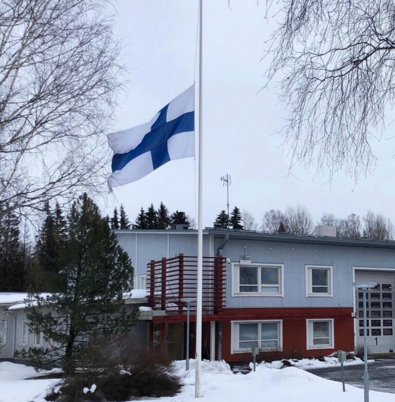 Suomen lippu puolitangossa