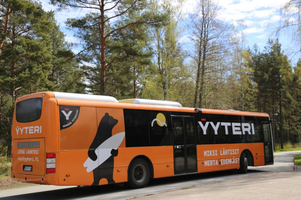 Oranssi bussi jossa lukee kyljessä Yyter.