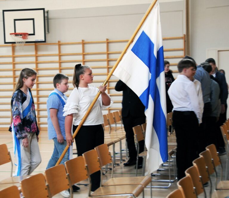 Lyseon koulun lippuvartio kansallisen veteraanipäivän juhlassa