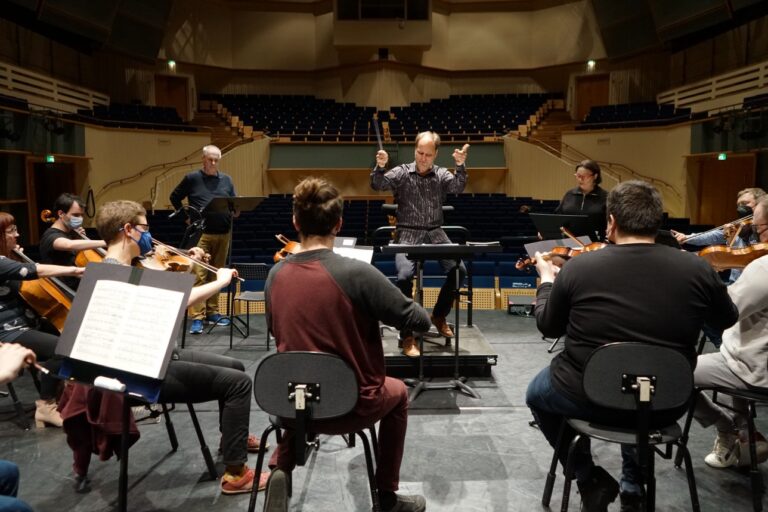 Baritoni Hannu Niemelä, kapellimestari Tibor Bogányi ja mezzosopraano Tuija Knihtilä sekä Pori Sinfoniettan muusikot harjoittelemassa Promenadisalissa.