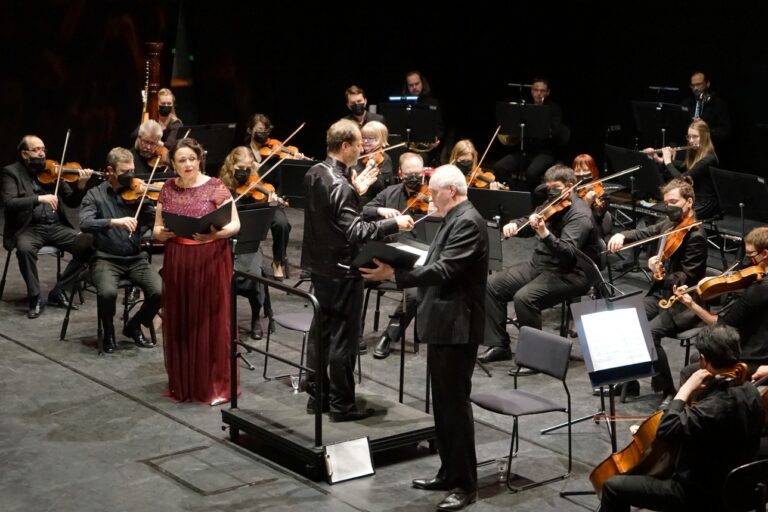 Herttua Siniparran linna -konsertti Promenadisalissa.