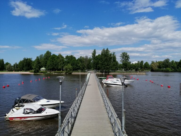 Taavisilta aurinkoisena päivänä