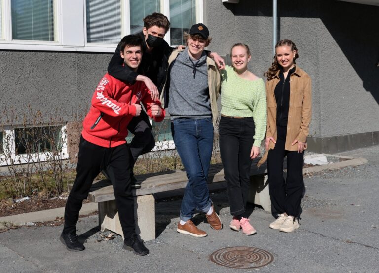 Ryhmäkuva Porin lukion Harppi-tiedekilpailun voittajajoukkueesta