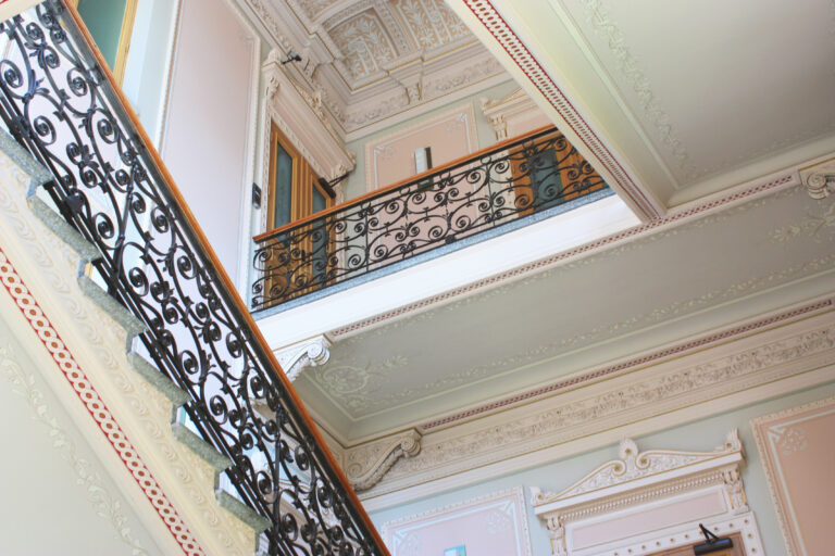 Valokuva kaupungintalon portaikon yksityiskohdista