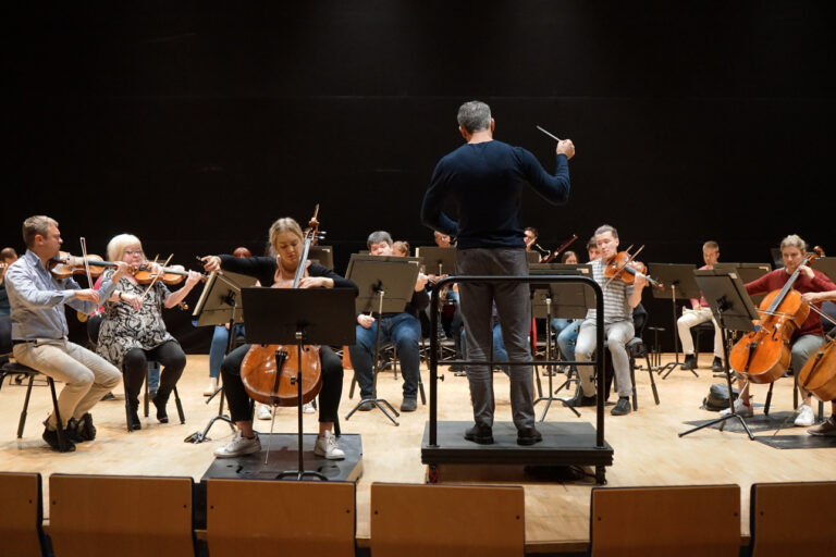 Senja Rummukainen ja Charles Olivieri-Munroe Pori Sinfoniettan kanssa Promenadisalin konserttiharjoituksessa.