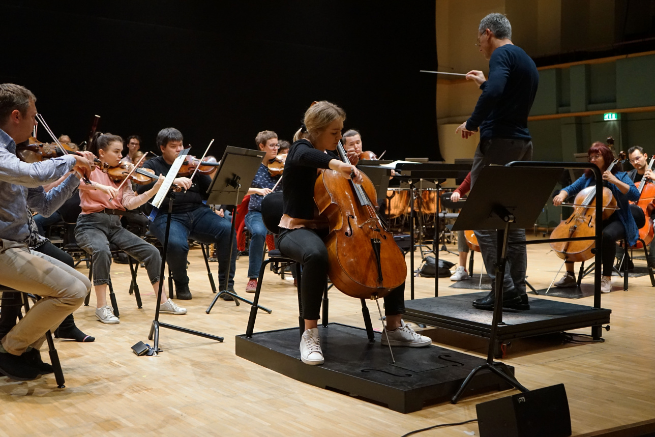 Senja Rummukainen ja Charles Olivieri-Munroe Pori Sinfoniettan kanssa Promenadisalin konserttiharjoituksessa.