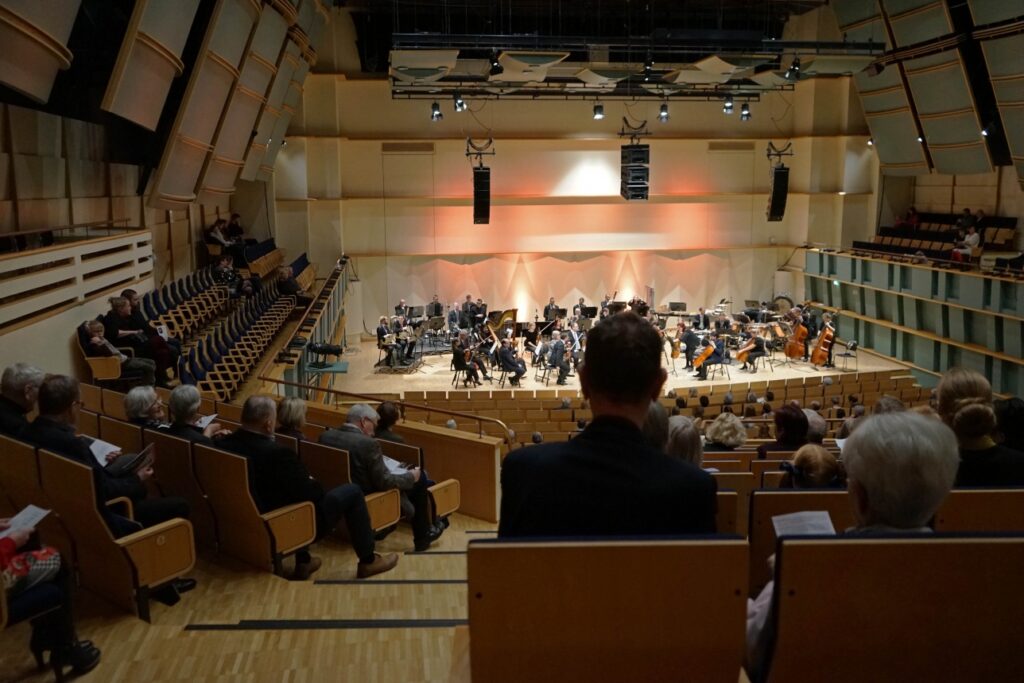 Yleiskuva Pori Sinfoniettan konsertista Promenadisalista vasemmalta takaparvelta kuvattuna.