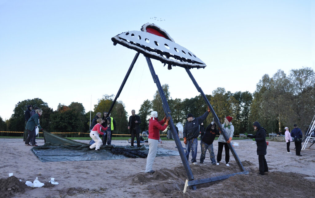 Nuoret pystyttävät valtavan kokoista Ufo-rakennelmaa Kirjurinluodon hiekalle.