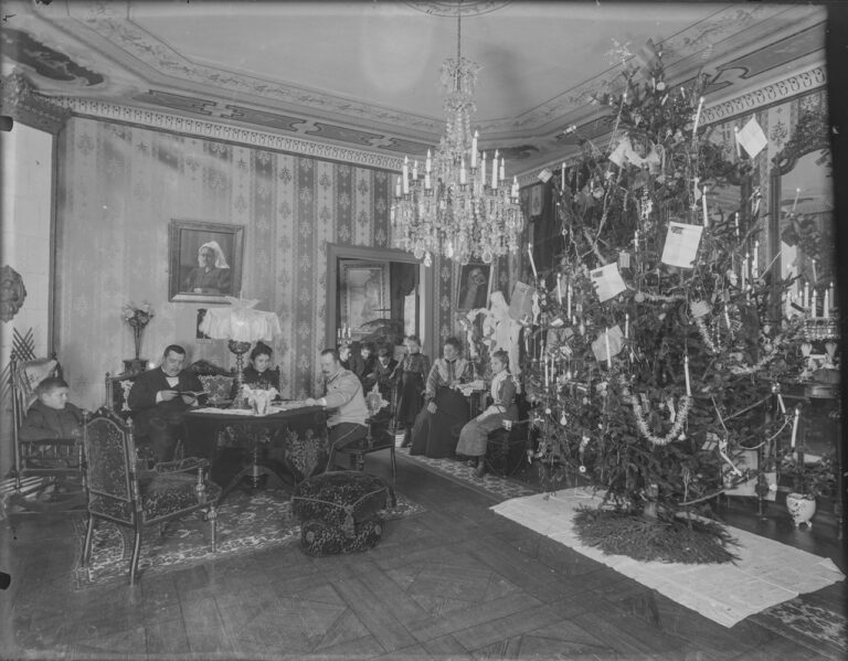 Mustavalkoinen kuva, jossa huonekaluja ja joulukuusi