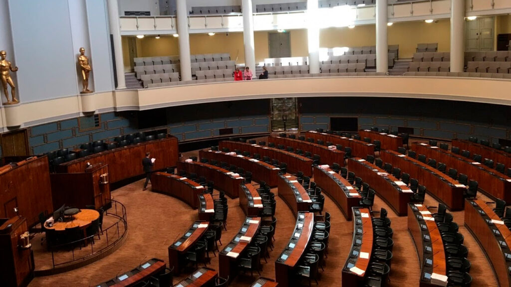 Kuvassa on oppilaita vierailemassa Eduskuntatalossa.