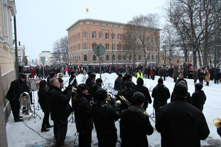 Joulurauhan julistus Porin raatihuoneen edustalla