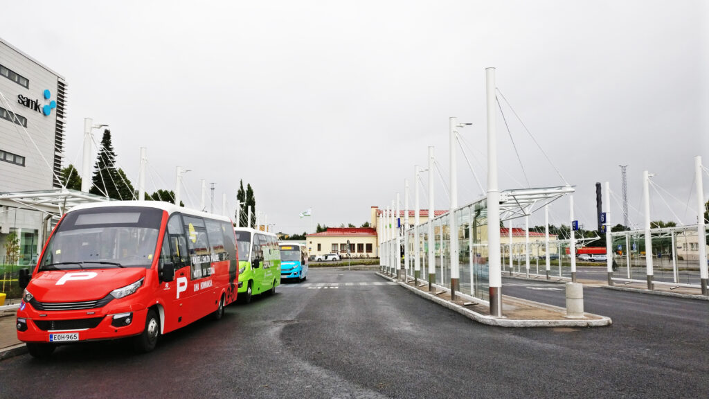 kolme citybussia matkakeskuksella