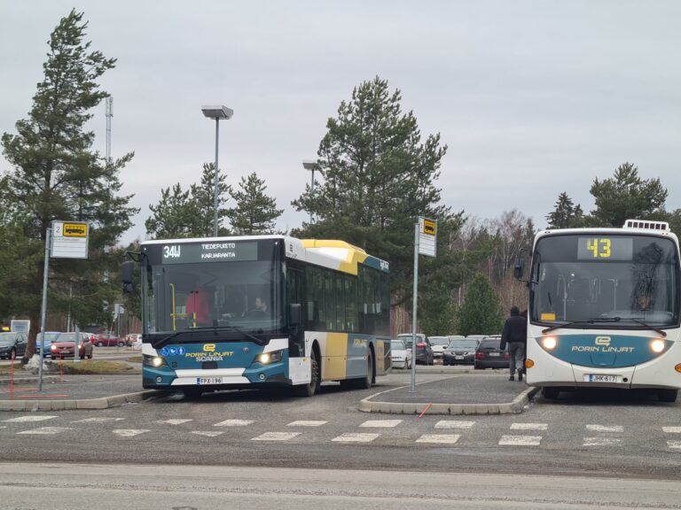 Kaksi linja-autoa Tiedepuiston pysäkillä.