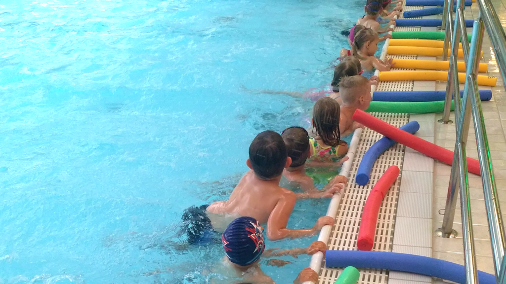 Uimakoululaisia keskustan uimahallissa
