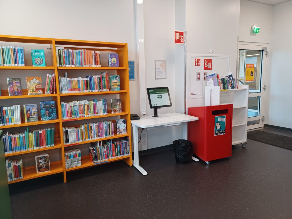 Kirjahylly ja lainausautomaatti kirjastossa